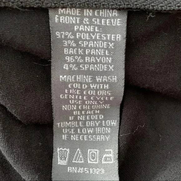 Vince Camuto Snake Skin Side Zipper Detail Top - Picture 7 of 7